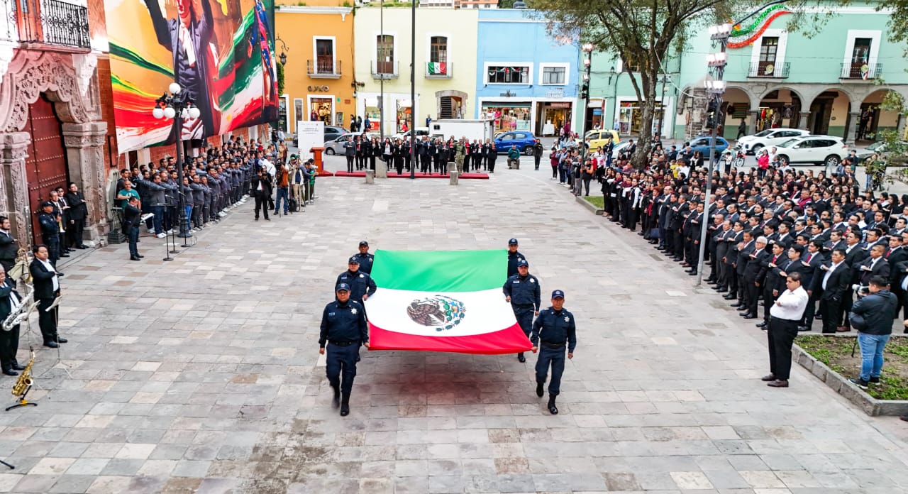 Ayuntamiento de Tlaxcala lleva a cabo el arrío de la bandera en el Centro Histórico